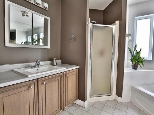 Salle de bains - 952 Rue Des Iris, Sainte-Julie, QC - Indoor Photo Showing Bathroom