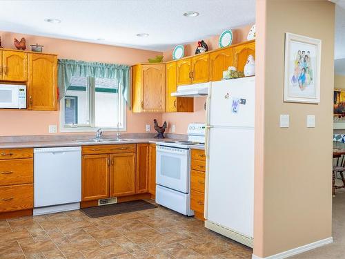21-2710 Allenby Way, Vernon, BC - Indoor Photo Showing Kitchen With Double Sink