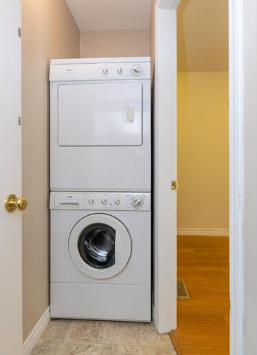 15-51 8 Avenue, Salmon Arm, BC - Indoor Photo Showing Laundry Room