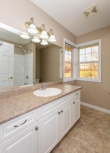 15-51 8 Avenue, Salmon Arm, BC - Indoor Photo Showing Bathroom