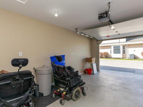 15-51 8 Avenue, Salmon Arm, BC - Indoor Photo Showing Garage