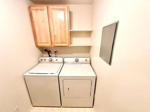 211-180 Hollywood Road, Kelowna, BC - Indoor Photo Showing Laundry Room