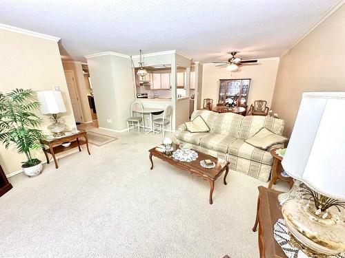 211-180 Hollywood Road, Kelowna, BC - Indoor Photo Showing Living Room