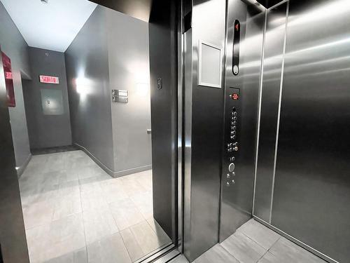 Elevator - 403-2118 Rue St-Dominique, Montréal (Ville-Marie), QC - Indoor Photo Showing Other Room