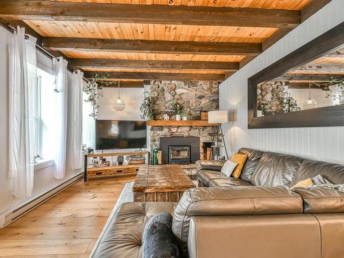 Salon - 553 Rue De La Canadienne, Mont-Blanc, QC - Indoor Photo Showing Living Room With Fireplace