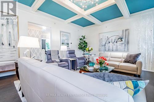 2165 Effingham Street, Pelham, ON - Indoor Photo Showing Living Room