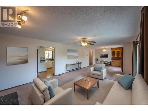 5020 Weldon Avenue, Summerland, BC - Indoor Photo Showing Living Room