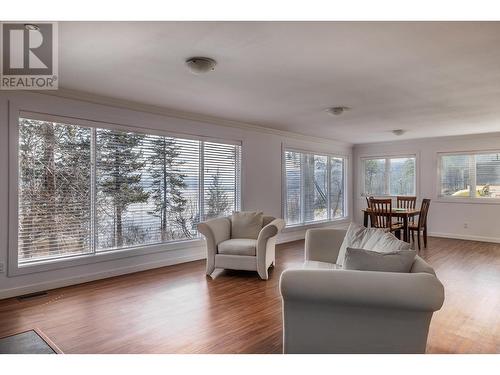 18 Killarney Place, Vernon, BC - Indoor Photo Showing Living Room