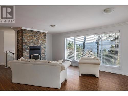 18 Killarney Place, Vernon, BC - Indoor Photo Showing Living Room With Fireplace