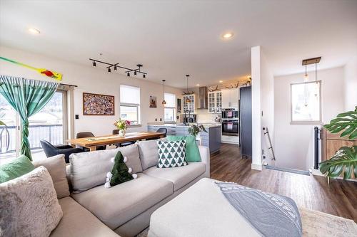 2221 Black Hawk Drive, Sparwood, BC - Indoor Photo Showing Living Room