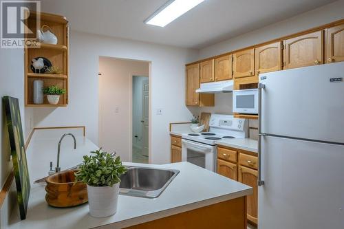 298 Yorkton Avenue Unit# 303, Penticton, BC - Indoor Photo Showing Kitchen