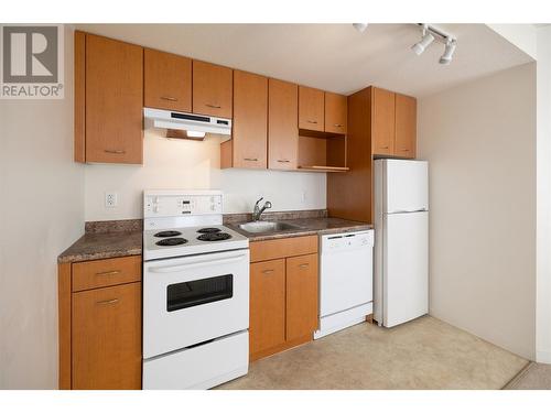 539 Yates Road Unit# 100, Kelowna, BC - Indoor Photo Showing Kitchen