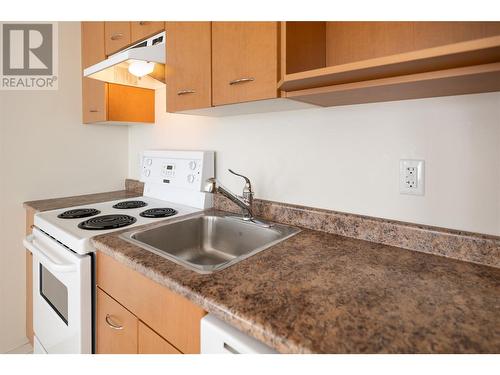 539 Yates Road Unit# 100, Kelowna, BC - Indoor Photo Showing Kitchen