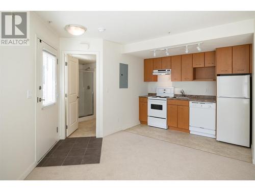 539 Yates Road Unit# 100, Kelowna, BC - Indoor Photo Showing Kitchen