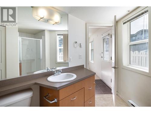 539 Yates Road Unit# 100, Kelowna, BC - Indoor Photo Showing Bathroom