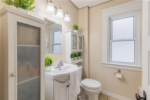 2nd FL Bathroom - 6319 Barker Street, Niagara Falls, ON - Indoor Photo Showing Bathroom