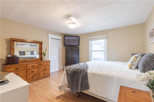 Primary Bedroom - 6319 Barker Street, Niagara Falls, ON - Indoor Photo Showing Bedroom