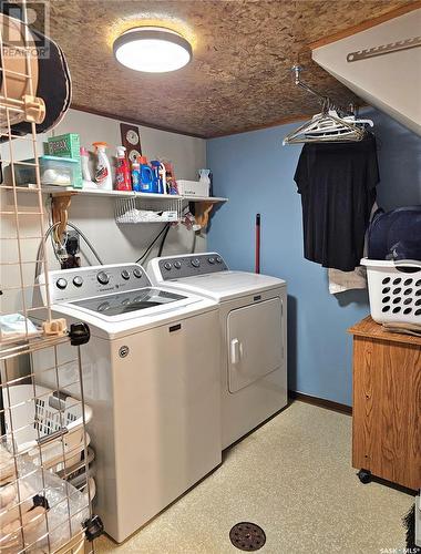 1660 Bell Street E, Swift Current, SK - Indoor Photo Showing Laundry Room