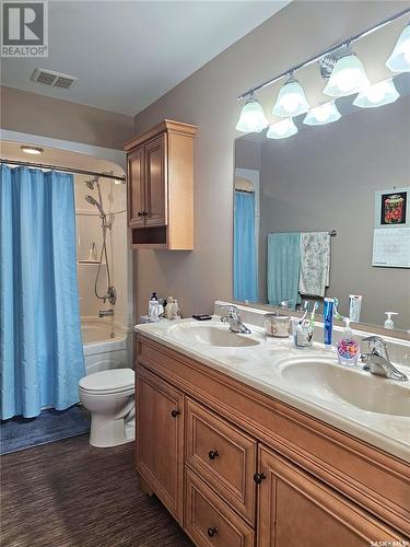 1660 Bell Street E, Swift Current, SK - Indoor Photo Showing Bathroom