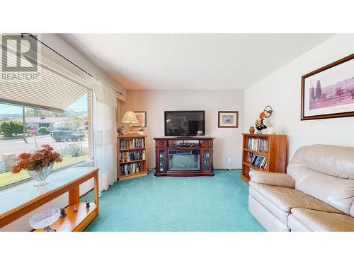 2 Jonagold Place, Osoyoos, BC - Indoor Photo Showing Living Room