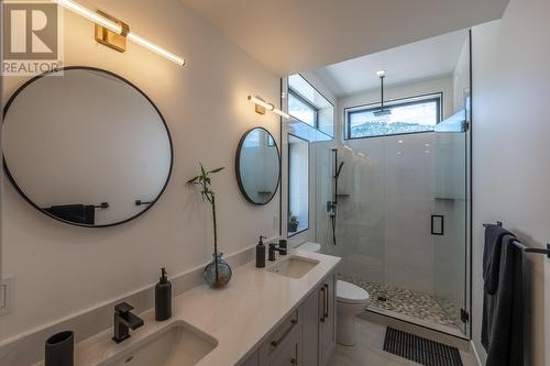 453 Eastview Road, Kaleden, BC - Indoor Photo Showing Bathroom