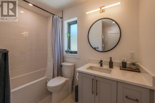 453 Eastview Road, Kaleden, BC - Indoor Photo Showing Bathroom