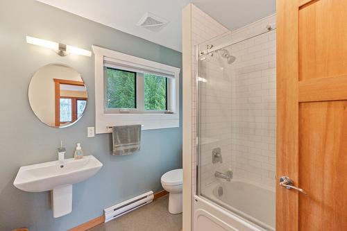 6189 Paradise Valley Road, Winlaw, BC - Indoor Photo Showing Bathroom