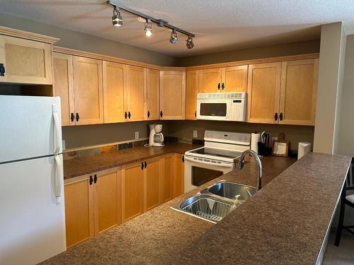 110 - 4874 Stanley Street, Radium Hot Springs, BC - Indoor Photo Showing Kitchen With Double Sink