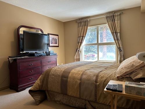 110 - 4874 Stanley Street, Radium Hot Springs, BC - Indoor Photo Showing Bedroom