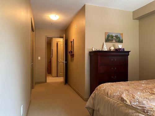110 - 4874 Stanley Street, Radium Hot Springs, BC - Indoor Photo Showing Bedroom