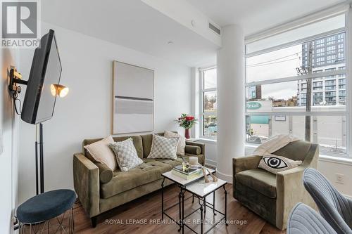 #209 -170 Chiltern Hill Rd, Toronto, ON - Indoor Photo Showing Living Room