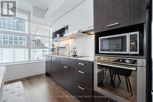 #209 -170 Chiltern Hill Rd, Toronto, ON - Indoor Photo Showing Kitchen With Upgraded Kitchen