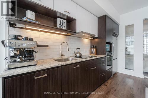 #209 -170 Chiltern Hill Rd, Toronto, ON - Indoor Photo Showing Kitchen With Upgraded Kitchen