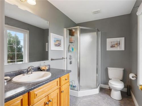 3 Pc Bathroom - 2080 Sandusk Road, Hagersville, ON - Indoor Photo Showing Bathroom