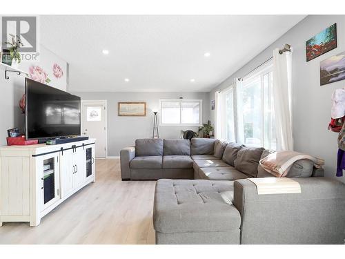3509 42 Avenue, Vernon, BC - Indoor Photo Showing Living Room