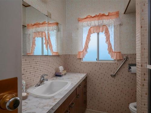 5450 Mceachern Rd, Port Alberni, BC - Indoor Photo Showing Bathroom