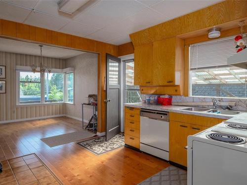 5450 Mceachern Rd, Port Alberni, BC - Indoor Photo Showing Kitchen With Double Sink