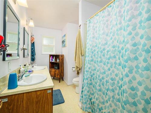231 Sayward Hts, Sayward, BC - Indoor Photo Showing Bathroom