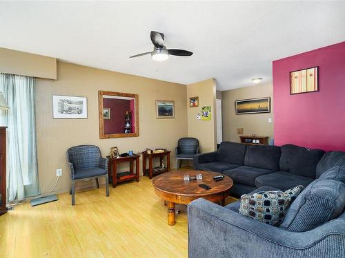 231 Sayward Hts, Sayward, BC - Indoor Photo Showing Living Room