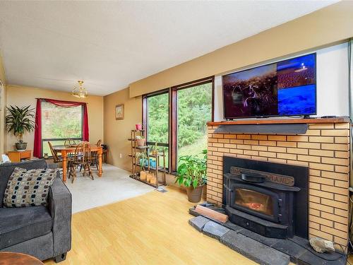 231 Sayward Hts, Sayward, BC - Indoor Photo Showing Living Room With Fireplace