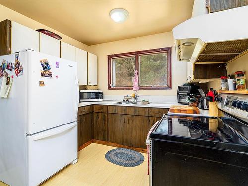 231 Sayward Hts, Sayward, BC - Indoor Photo Showing Kitchen With Double Sink