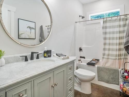 995 Nanaimo River Rd, Nanaimo, BC - Indoor Photo Showing Bathroom