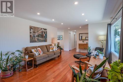 1482 Maccleave Avenue, Penticton, BC - Indoor Photo Showing Living Room