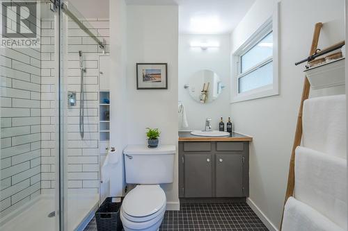 1482 Maccleave Avenue, Penticton, BC - Indoor Photo Showing Bathroom
