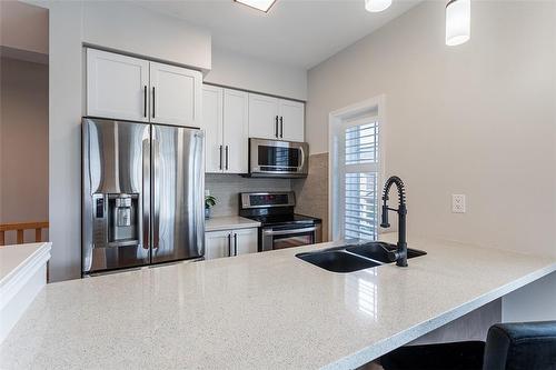 515 Winston Road|Unit #57, Grimsby, ON - Indoor Photo Showing Kitchen With Double Sink With Upgraded Kitchen