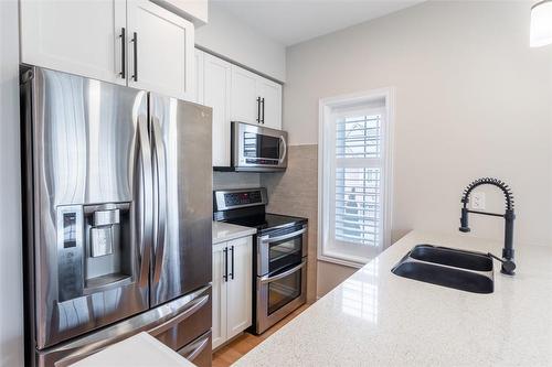 515 Winston Road|Unit #57, Grimsby, ON - Indoor Photo Showing Kitchen With Double Sink With Upgraded Kitchen