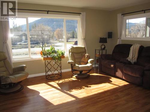 381 Winney Ave, Merritt, BC - Indoor Photo Showing Living Room