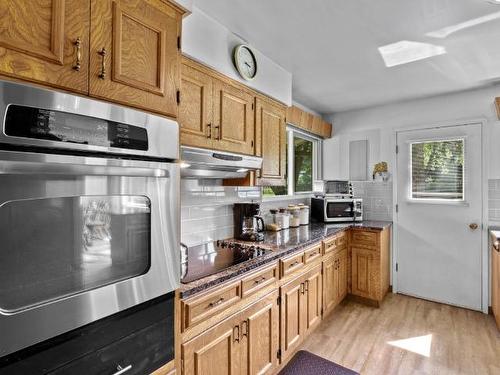 8753 Veteran Rd, Kamloops, BC - Indoor Photo Showing Kitchen