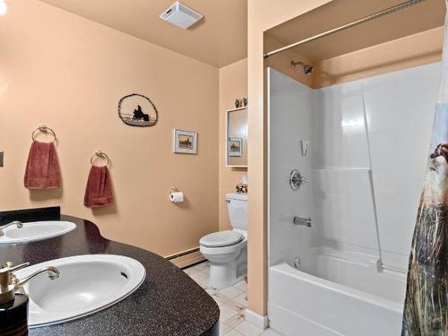8753 Veteran Rd, Kamloops, BC - Indoor Photo Showing Bathroom