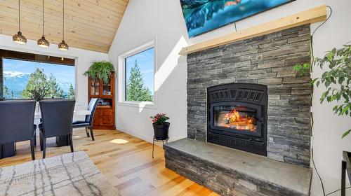 1795 Taynton Road, Windermere, BC - Indoor Photo Showing Living Room With Fireplace